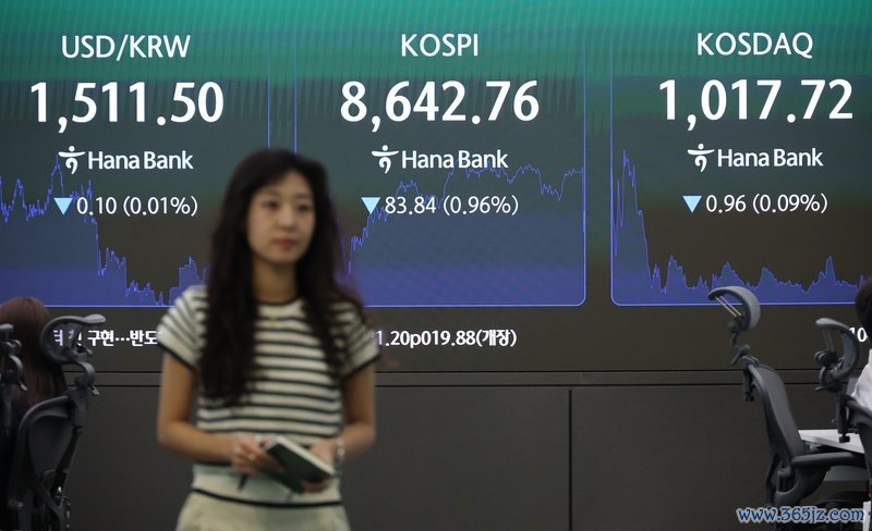 2026年6月17日，韩国首尔中区，韩亚银行来往室暴露屏暴露KOSPI和KOSDAQ指数。 IC Photo